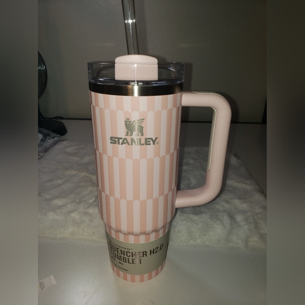 Stanley Flow State Quencher H2.0 Tumbler 30 Oz. Tea Rose